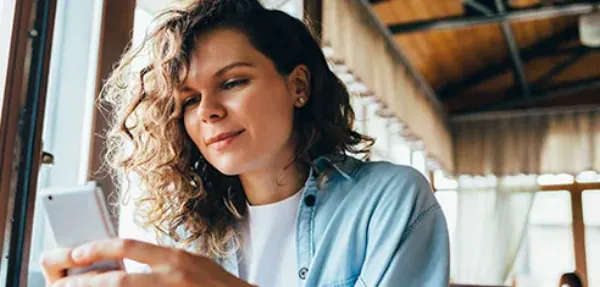 A woman taking the Hungryroot quiz on a phone